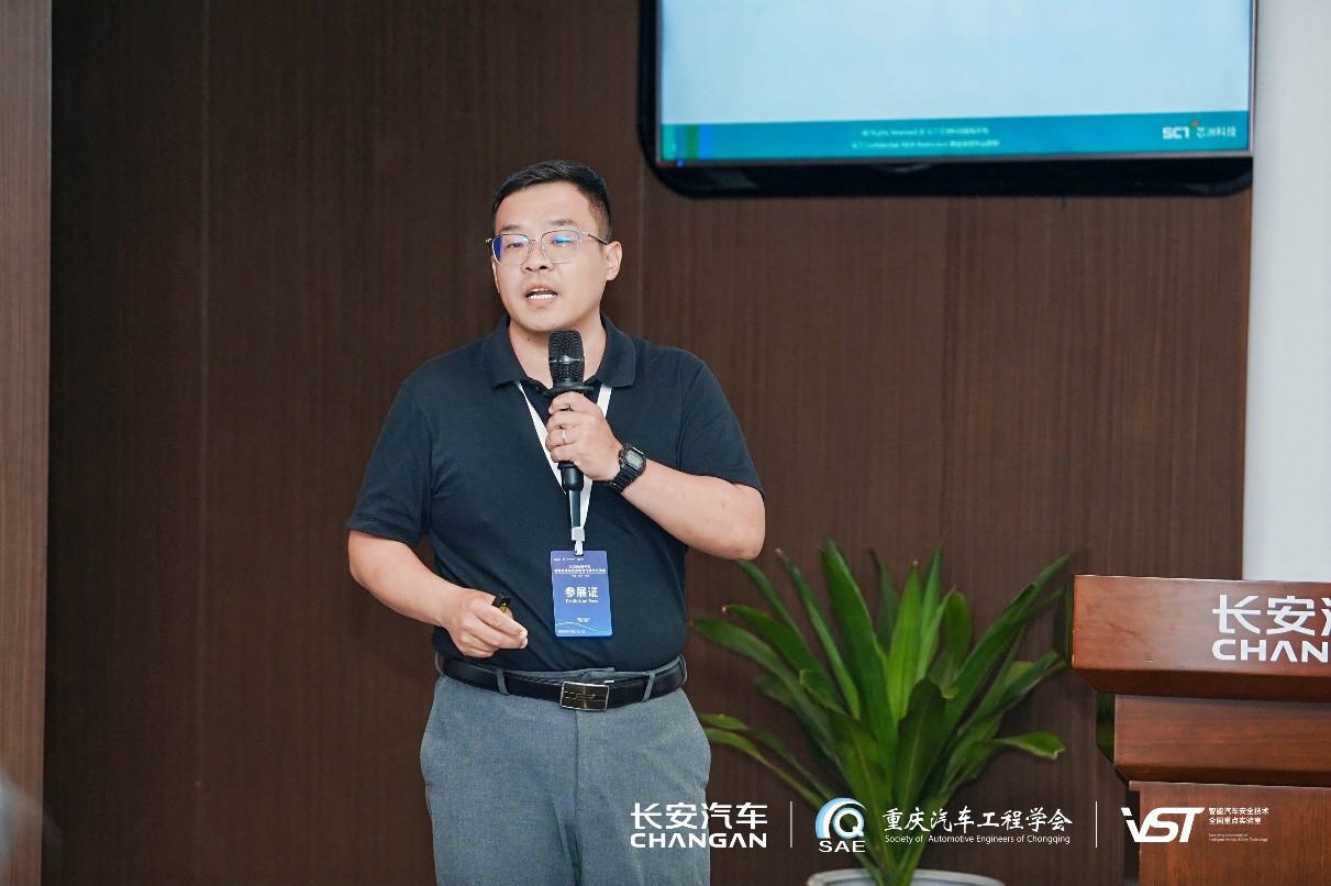 戴帽子的人在电视前AI 天生的内容可能不正确。